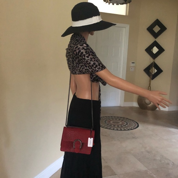 Crocodile Design RED Handbag (Paris) - Picture 2 of 14